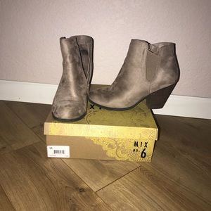 Mix No. 6 Vecciano Taupe Size 11 booties.